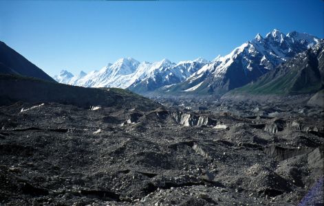 Přecházíme Khinyang Glacier