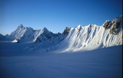 Ráno bylo dostatečně mrazivé, bez boření sestupujeme na Snow Lake.