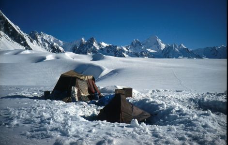 Holandský tábor na Snow Lake, 6 turistů doprovázelo 60 nosičů.