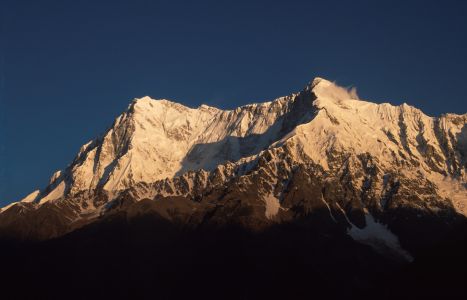 Nanga Parbat vlevo, vpravo Raikotský štít