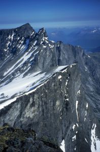 Doprava padá úžasná stěna Trollů - Trollveggen.