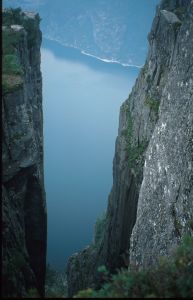Neuvěřitelné kolmé skalní stěny padají do Lysefjordu.