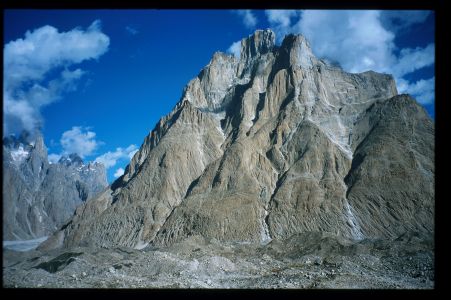 Baltoro Cathedral, vlevo vzadu Nameless Tower