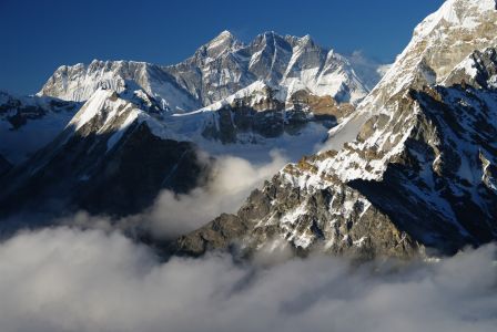 Mount Everest a Lhotse nad mraky