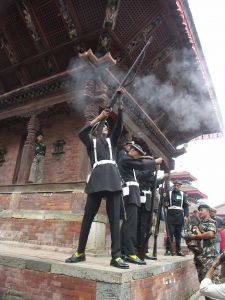 Oslavné salvy v Kathmandú