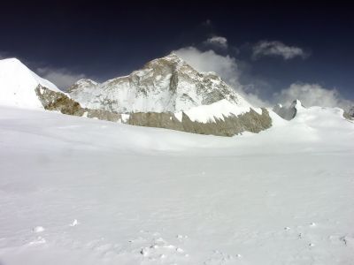 Makalu nad sněhovou planinou