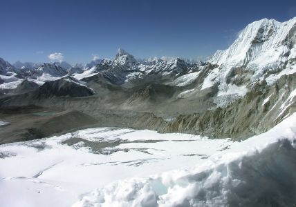 Pohled z West Colu na západ, uprostřed Ama Dablam
