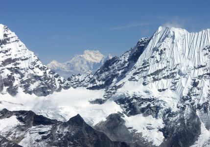 V sedle vykukuje Kangchenjunga