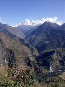 Dhaulagiri nad údolím Myagdi Khola - výškový rozdíl téměř 7000 metrů