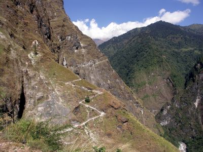 Skalnatý traverz v údolí Myagdi Khola