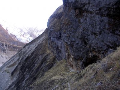 Tady kdysi padaly nebezpečné kamenné laviny, potom co odtál boční ledovec, je to tu trochu bezpečnější.