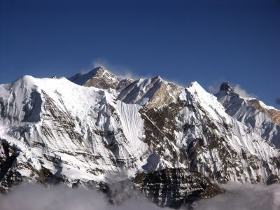 Annapurna, vpravo skalní věž Fang