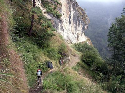 Cesta přes sedlo Tolobugin do Base Campu pod severní stěnou Annapurny se už nepoužívá - horolezci létají vrtulníkem.