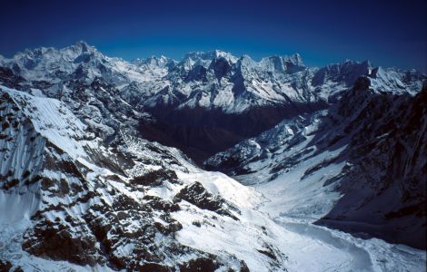Pohled do oblasti Khumbu, vlevo vzadu Makalu
