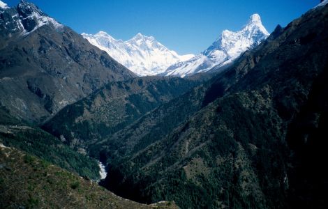 Ama Dablam a Lhotse, vlevo poprvé vykukuje Everest