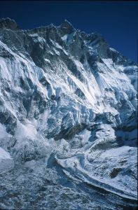 Celá jižní stěna Lhotse z Chukung Ri