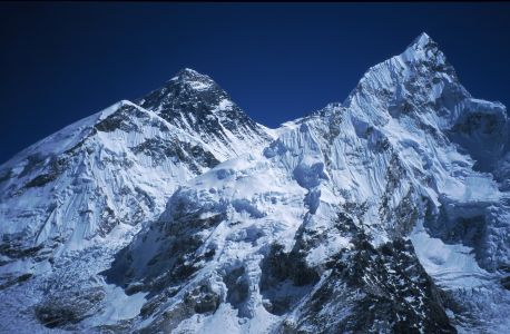První pohled na Everest a Nuptse z Kala Pattharu