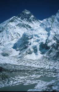Vykukuje jižní sedlo Everestu a Lhotse