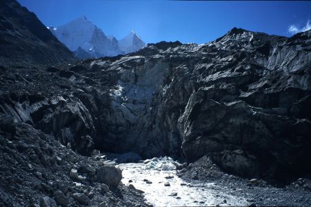 Kraví tlama - výtok Bhagirathi z ledovce Gangotri- asi hlavní pramen Gangy.