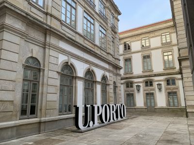 Uvnitř rektorátu Univerzity Porto.