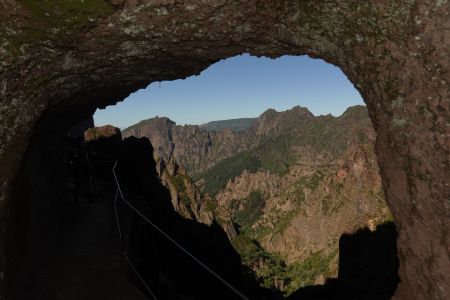 Tunel na cestě z Pico Ruivo na Pico Arieiro