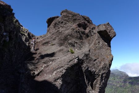 Výstupová trasa na Pico Grande je místy vysekaná ve skále