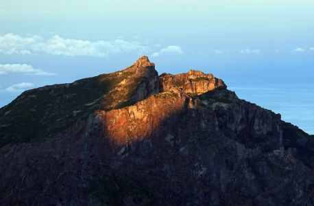 Pico Grande v prvních paprscích ranního slunce