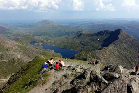 I na Snowdonu byli turisté do půl těla