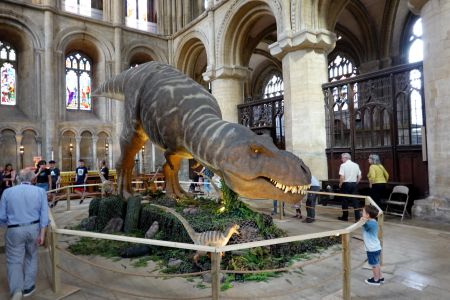 V katedrále Peterborough byla výstava dinosaurů - řval tu i Tyranosaurus Rex