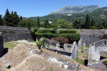 Proto se jmenuje Fort Španjola
