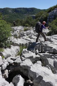 Při přechodu krasu přeskakujeme hluboké trhliny jako na ledovci