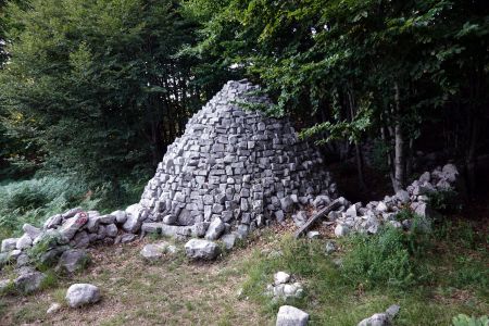 Taboříme u cisterny ve tvaru pyramidy v místě Žukovica