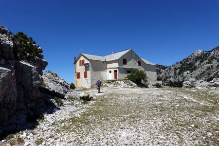 Na sedle po nejvyšší horou pohoří Orjen je málo udržovaná chata