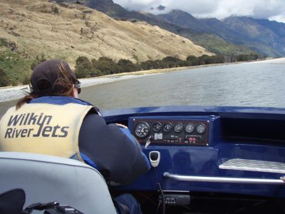 Po Wilkin River na začáek treku jsme se nechali dovézt tryskovou lodí - jet boat.