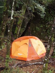 Na NZ rozlišují několik druhů dešťů – přeháňky ojediněle, místy, déšť-sprcha, silný déšť a heawy rain falls.  Improvizovaný bivak a náš stan po12-ti hodinovém heavy rain falls. Spali jsme na ideálním místě – na písečné lavici nad řekou, jejíž hladina do rána stoupla víc než o 1 m. Déšť se vsákl do písku a pod stanem vyvěral jako pramínek čisté vody, zatímco v řece byla voda kalná.