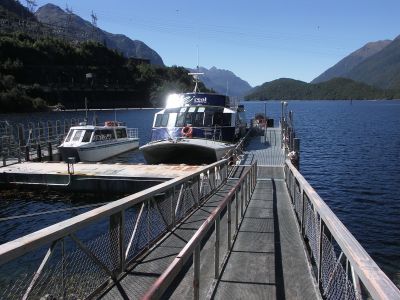 Přes jezero Manapouri se dostaneme zpět do civilizace.