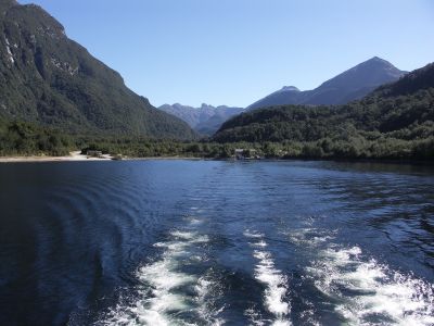 Přes jezero Manapouri se dostaneme zpět do civilizace.