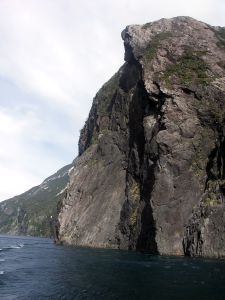 Strmé útesy v Milford Sound