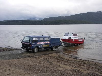 Legendární Val McKay zajišťuje už desítky let jedinou možnou dopravu na Dusky Sound Trek přes jezero Hauroko.