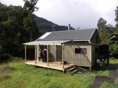 Chatky na Dusky Sound Treku jsou prosté, ale příjemné, Navíc jsou i levné - desetkrát lacinější než na Milford Sound Treku.