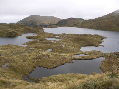 Nádherná jezerní krajina u Lake Roe Hut
