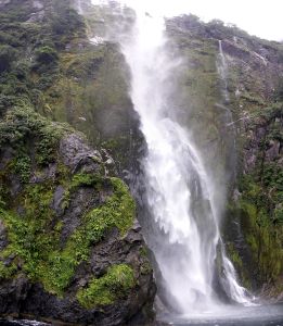 Po deštích byly vodopády v Milford Sound úžasné.