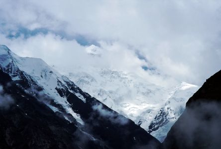 Minya Gongga (7556 m) se nám ukázala mezi mraky jen na chvíli. 