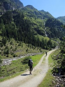 Stoupáme údolím k chatě Gollinghütte