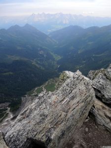Pohled ze Steirische Kalkspitze (2459 m) na masív Dachsteinu
