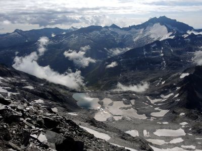 Hochalmspitze se zvedá nad naší výstupovou trasou na Ankogel