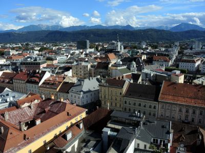 Pohled z kostelní městské věže na Klagenfurt a Karavanky