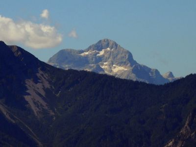 Triglav vykukuje nad Karavankami