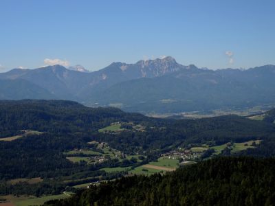 Triglav vykukuje nad Karavankami