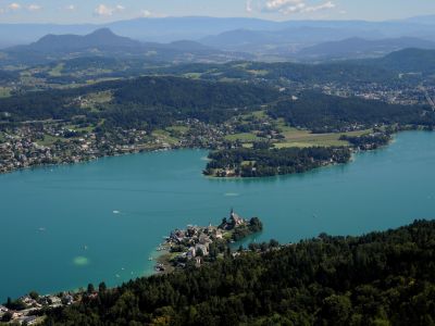 Wörthersee s kostelíkem na poloostrově v Maria Wörth